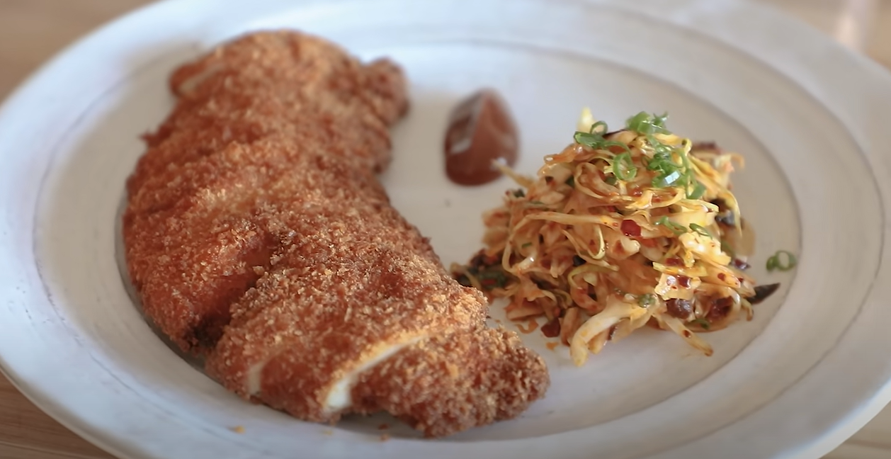 Side-by-side comparison of chicken cutlets, one set with flour and one without, showing differences in texture.